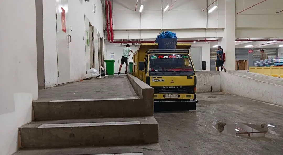 Armada kuning berada di area TPS pelanggan setelah proses pemuatan.