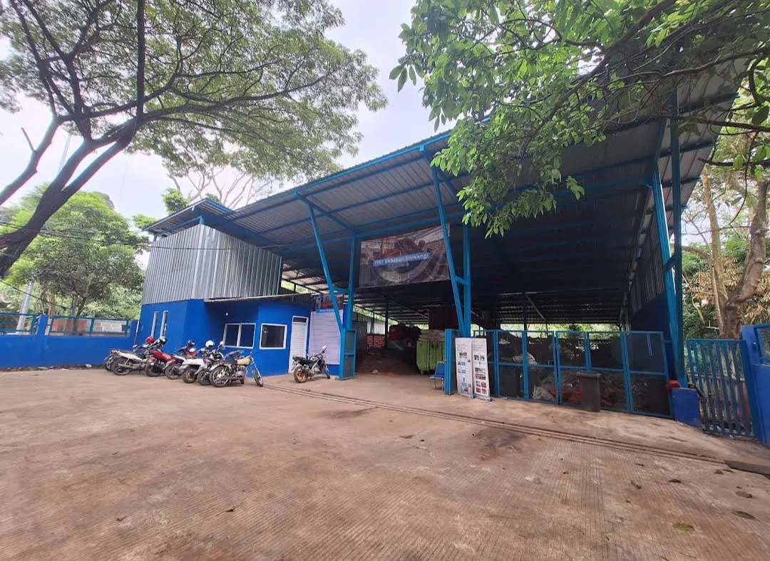 Bangunan fasilitas pengolahan sampah anorganik dengan area kerja beratap.