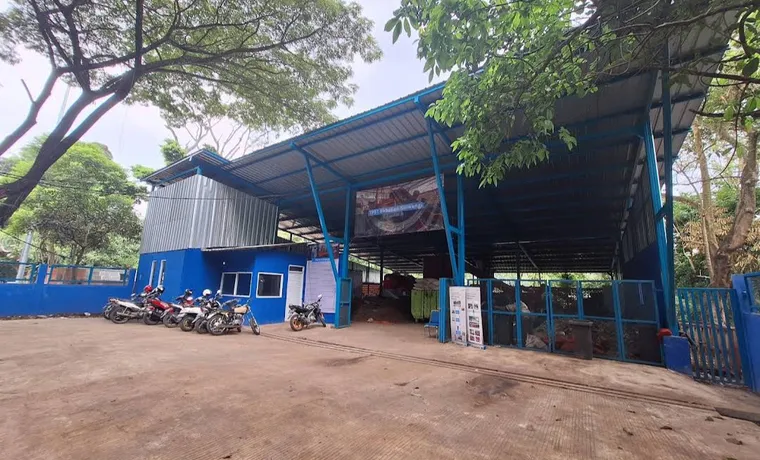 Bangunan fasilitas pengolahan sampah anorganik dengan area kerja beratap.
