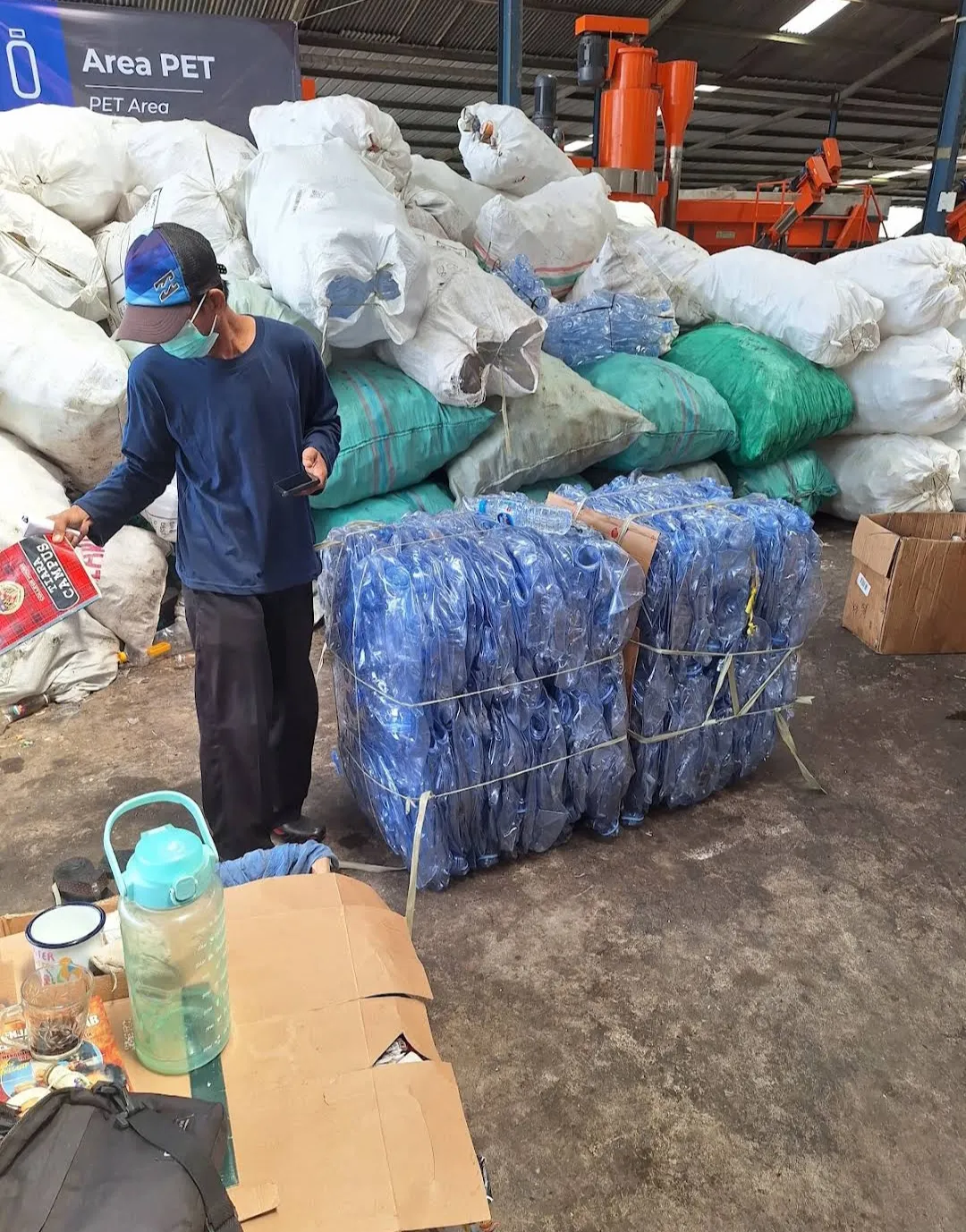 Botol PET yang telah dipilah dan dipadatkan tersusun di fasilitas pengolahan.