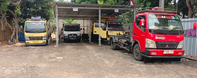 Beberapa armada angkutan CV Cempaka Berseri berjajar di area operasional.