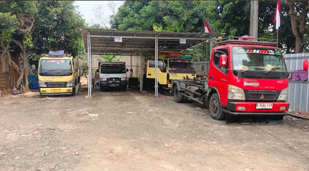 Beberapa armada angkutan CV Cempaka Berseri berjajar di area operasional.